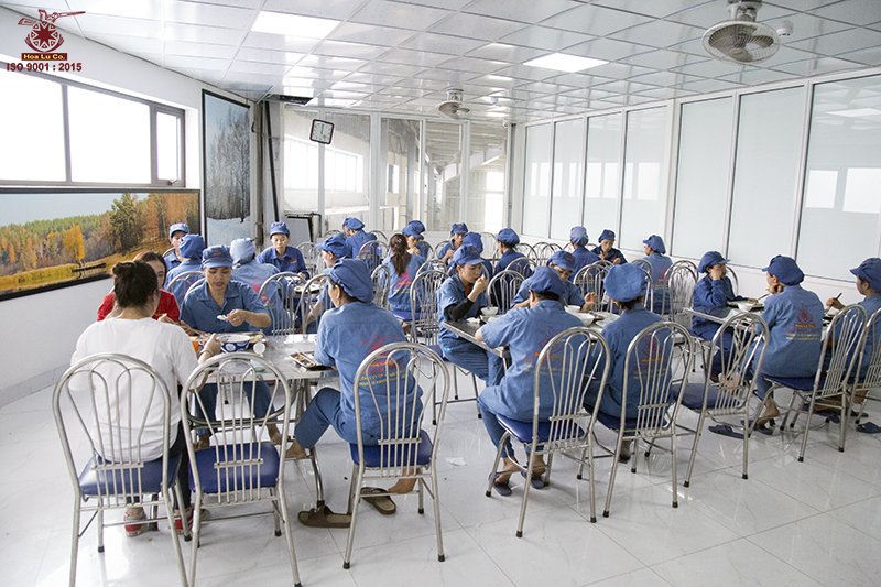 Nhà ăn của Nhà máy sản xuất đũa dùng một lần Công ty Hoa Lư tại huyện Sóc Sơn, Hà Nội.