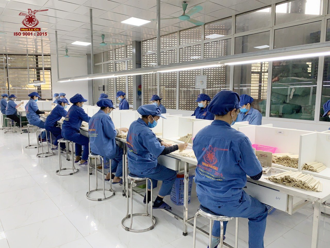 Công nhân đang phân loại chất lượng đũa ở khu A tại Nhà máy sản xuất đũa dùng một lần Hoa Lư. 