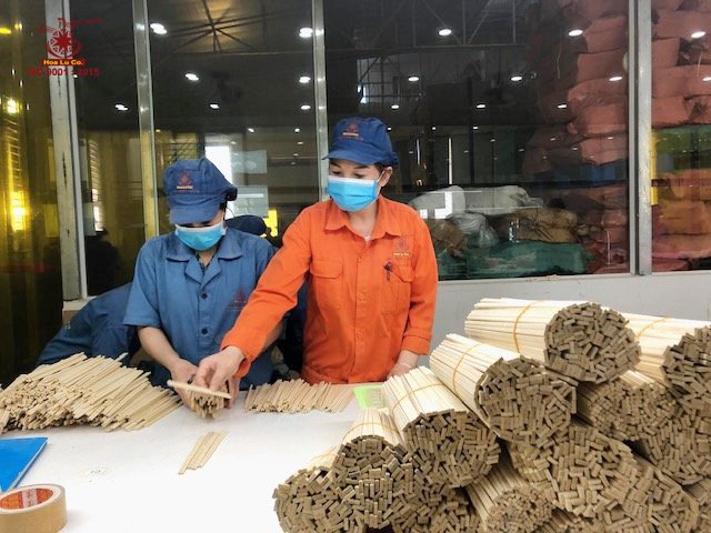 Chị Đinh Thị Hải - Nhân viên Kiểm tra chất lượng hàng hóa tại Nhà máy sản xuất đũa dùng một lần Hoa Lư ( đứng bên phải ) 